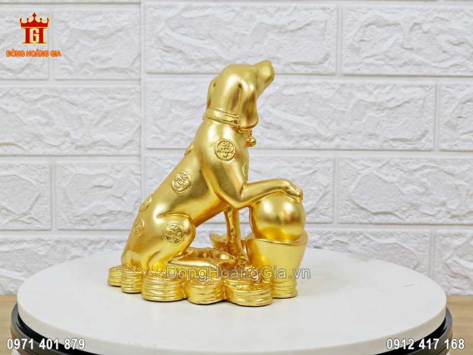 Pho tượng chó được đúc từ nguyên liệu đồng vàng thanh khiết độ bền chắc tốt